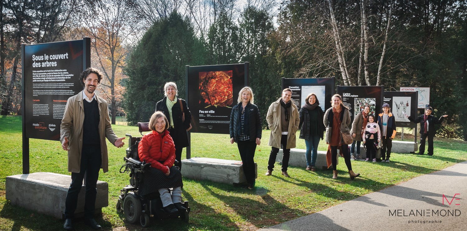 Sous le couvert des arbres : Une exposition en plein air