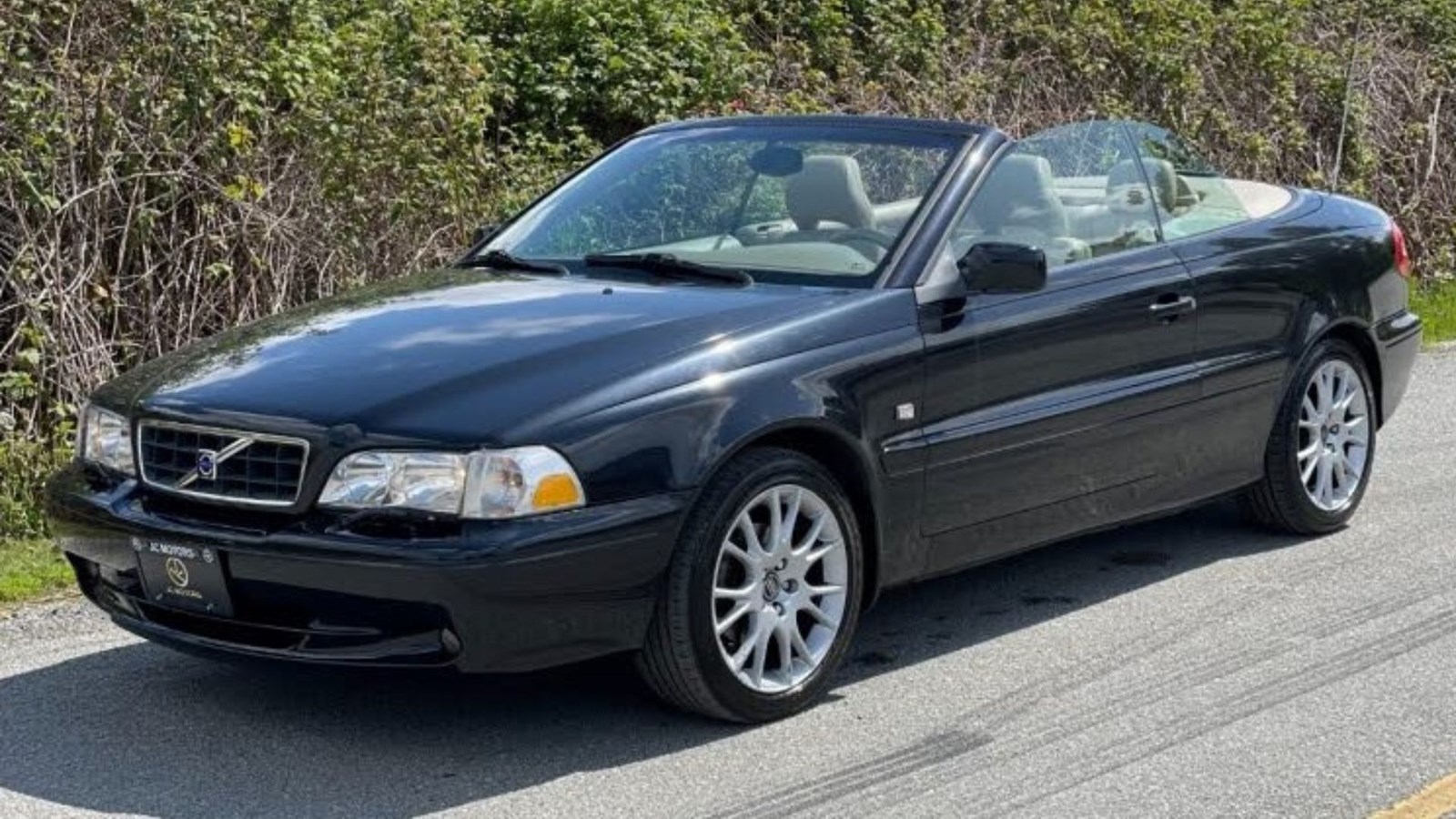 Véhicule noir, Volvo C70 2004, immatriculé G32 MGL