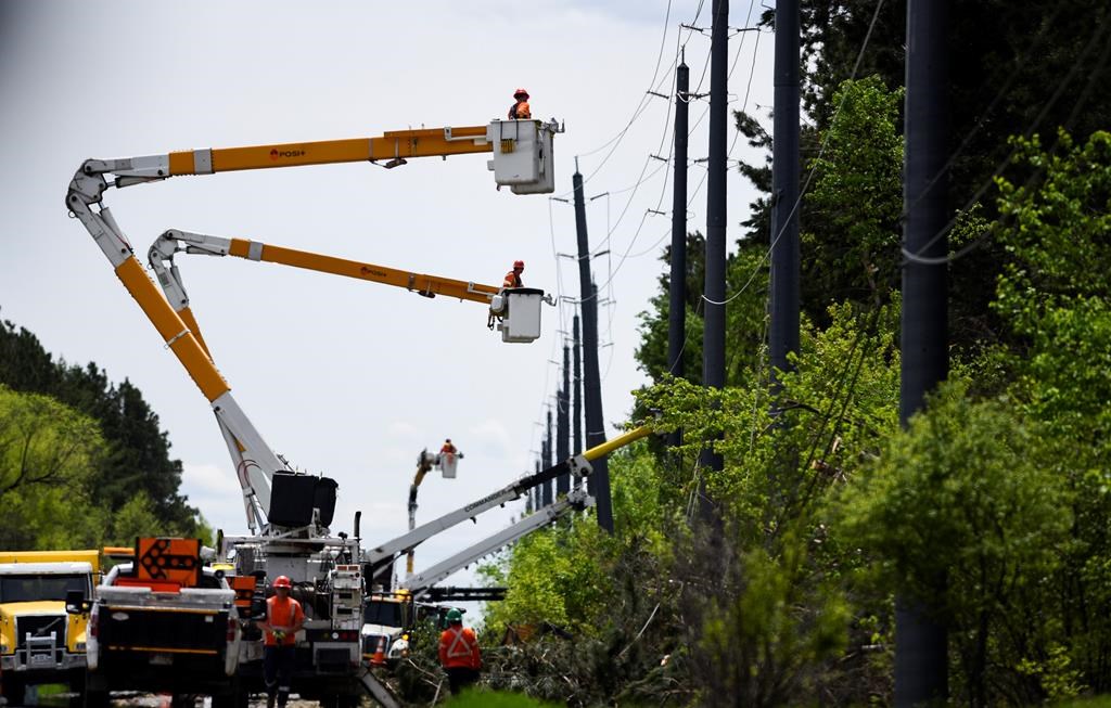 Quelque 217 000 clients d'Hydro-Québec restaient sans courant électrique vendredi matin