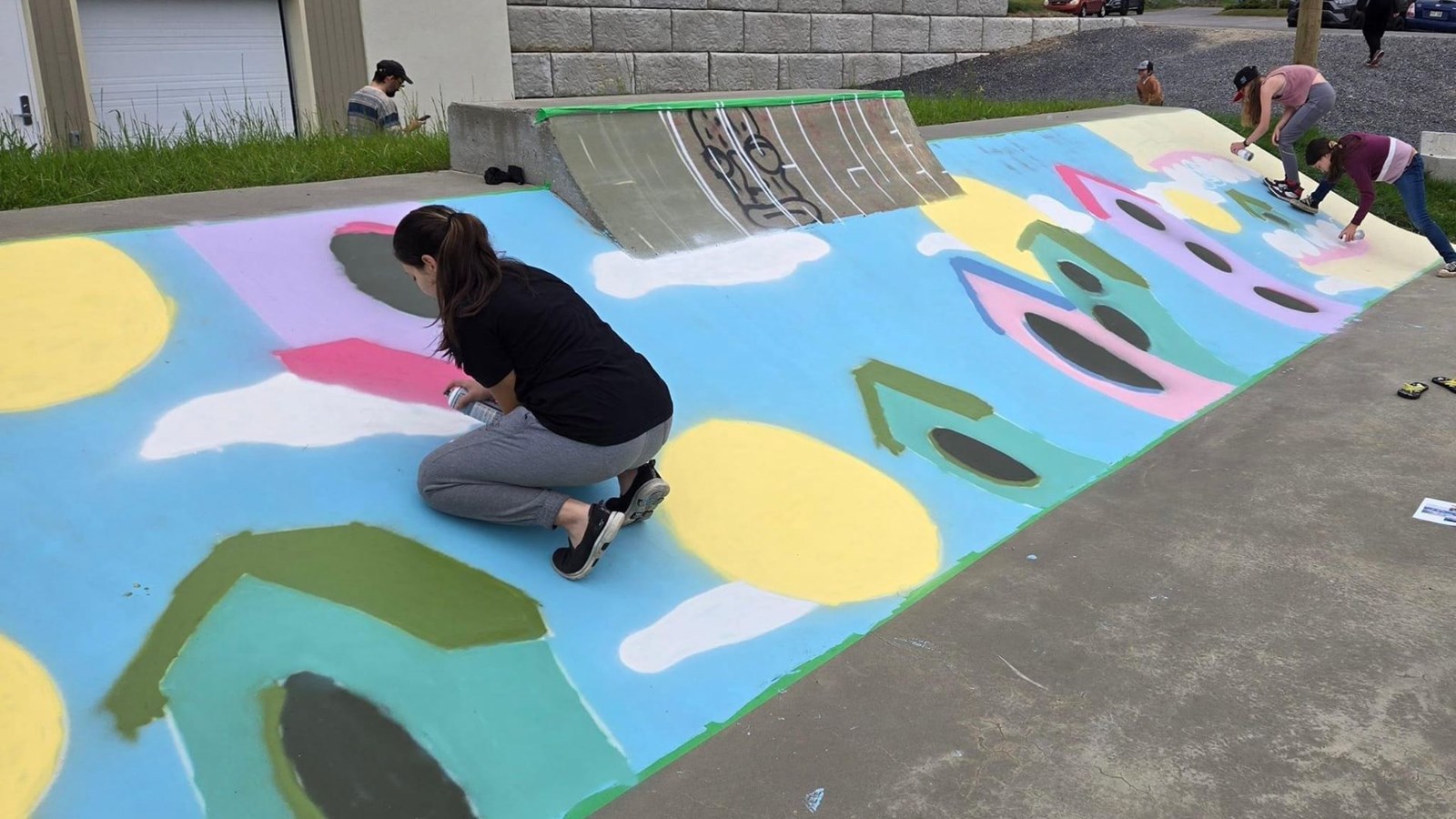 Des adolescents décorent leur skatepark à Saint-Alphonse-Rodriguez