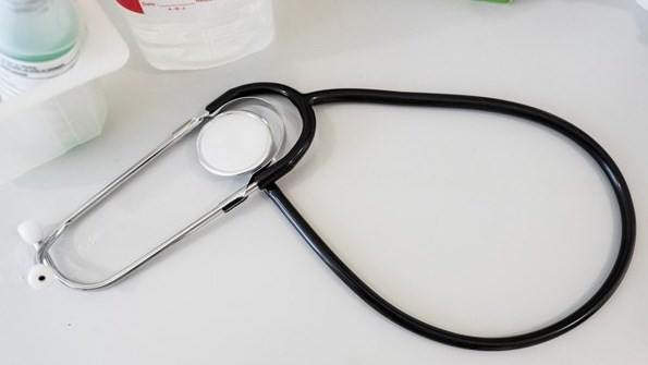 Le Collège des médecins inquiet de l'ingérence politique avec le projet de loi 7