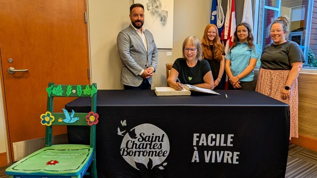 Dévoilement de la « Chaise des générations » à  Saint-Charles-Borromée