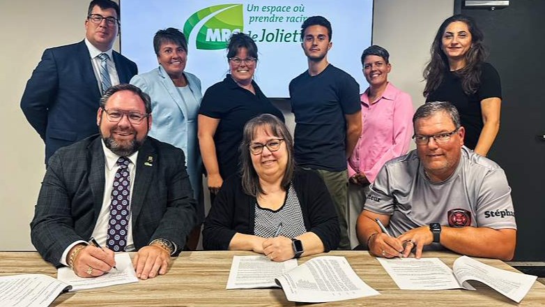 Sur la photo, on retrouve: Pierre-Luc Bellerose, préfet de la MRC de Joliette, accompagné des membres du comité de négociation, Me Jocelyn Roy, Nancy Fortier, Tanya Grenier, Denise Masson, Giuseppe Di Martino et Stéphane Lacroix, ainsi que de Roxane L’Abbée et Rima Chébib, du Syndicat canadien de la fonction publique.