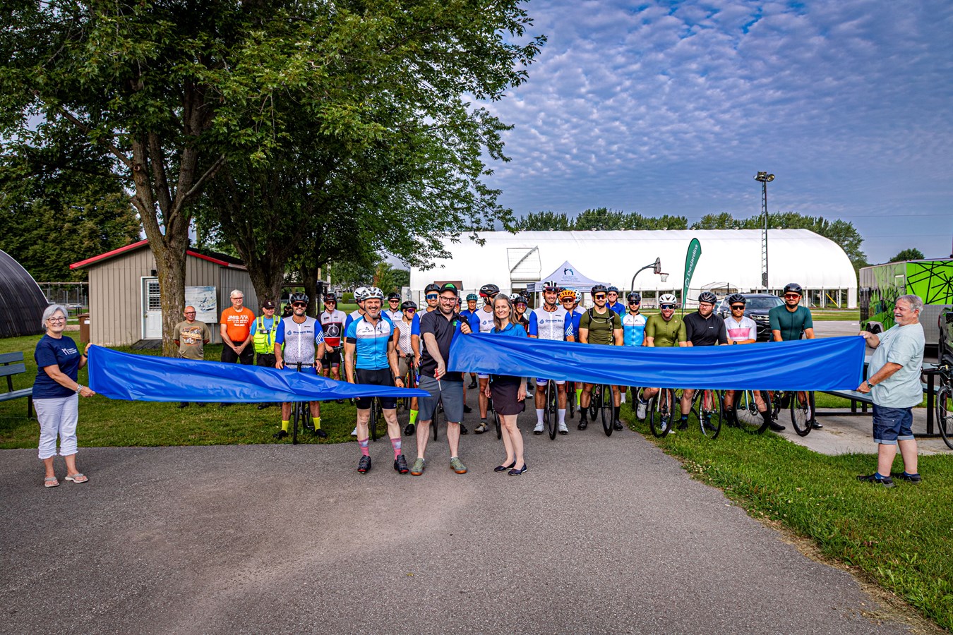 Keenan Coulombe, partenaire principal, coupe le ruban officiel et donne le grand départ du 170 km.