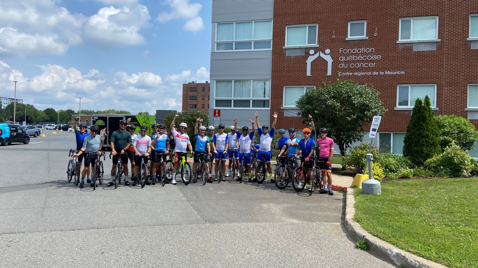 Les participants du parcours de 170 km se rassemblent devant l’Hôtellerie de la Mauricie à Trois-Rivières.