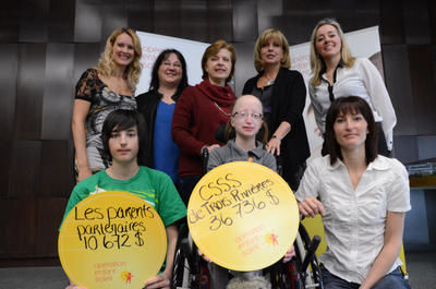 À l avant-plan, la petite Audrey Gélinas, son frère Alexandre et sa mère Josée. À l arrière-plan : Mélanie Gagné, porte-parole d Opération Enfant-Soleil, Louise Garceau, coordonnatrice des Parents Partenaires, Lisette Tremblay, présidente de la Fondation du CHRTR, Nathalie Villemure, directrice de la Fondation du CHRTR et Nathalie Garon, directrice du programme enfance-jeunesse-famille et santé publique du CSSS de Trois-Rivières. GUILLAUME JACOB/L'ÉCHO DE TROIS-RIVIÈRES/AGENCE QMI
