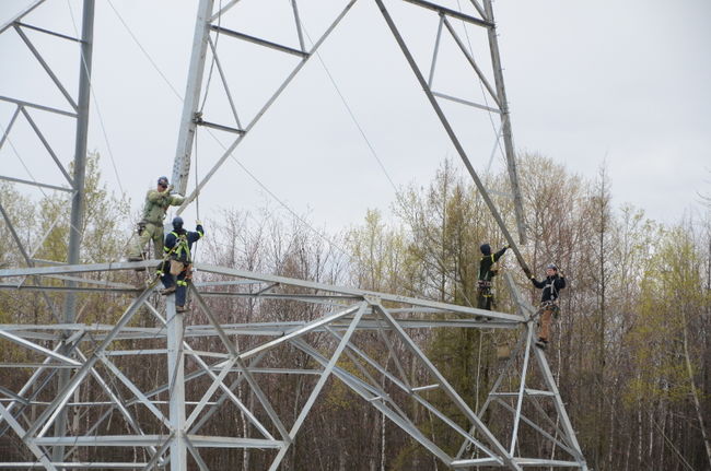 Reconstruction spectaculaire d'une ligne électrique