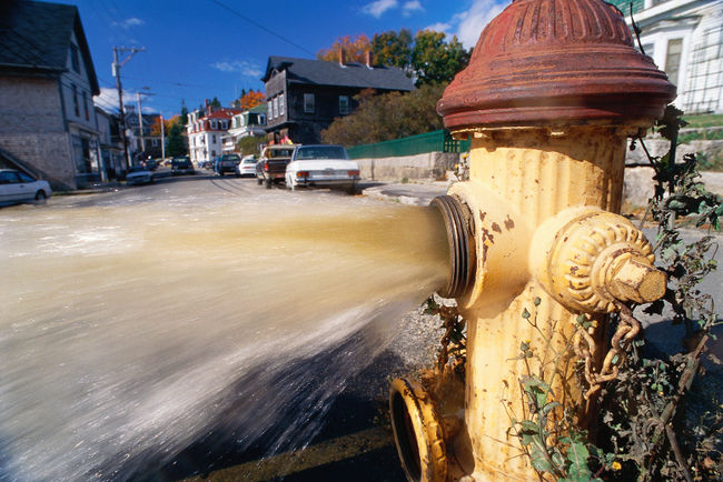 Lavage des rues avec de l’eau potable