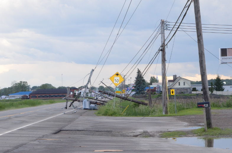 Le vent couche des poteaux à Louiseville