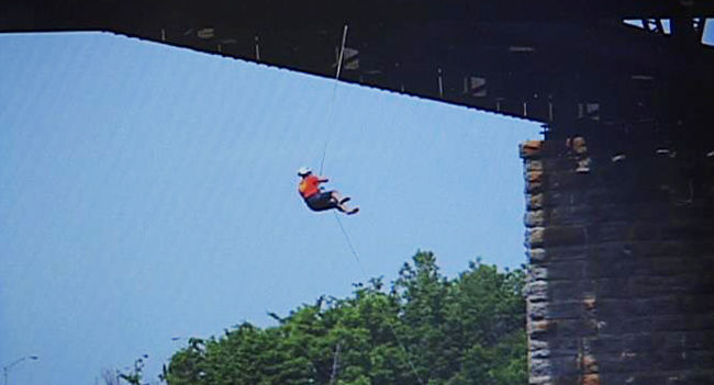 Un groupe de jeunes surpris en train de faire du « Rope swing » sous un pont de Trois-Rivières