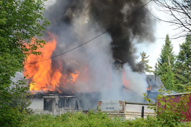 Une résidence ravagée par un incendie