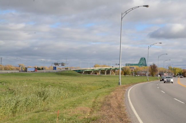 Un Quartier DIX30 au pied du pont Laviolette
