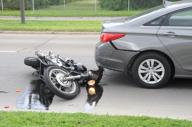 Une moto heurte une automobile