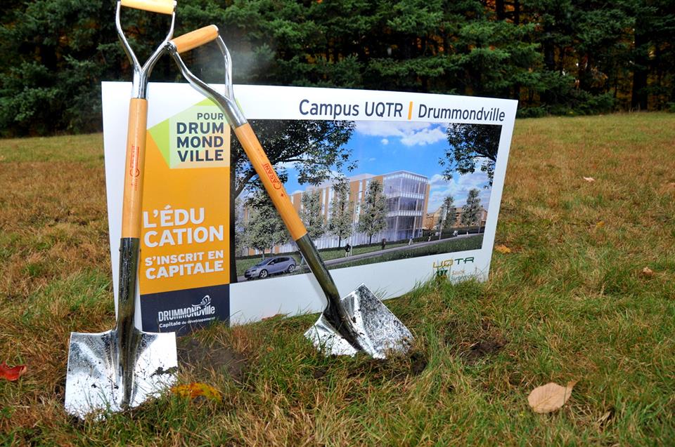 UQTR - Levée de la première pelletée de terre