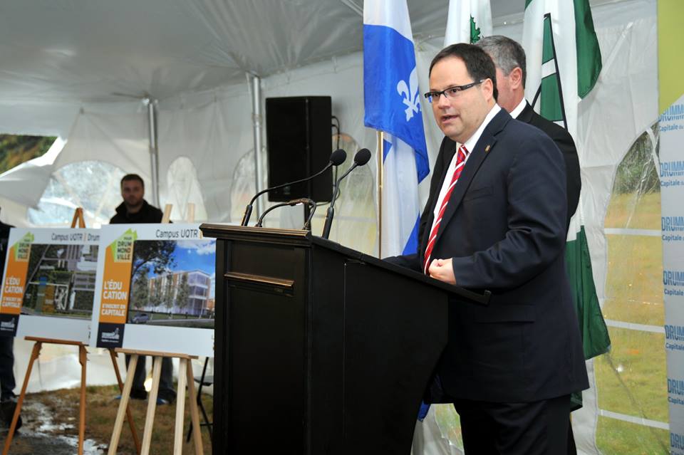 Le maire de Drummondville, Alexandre Cusson, lors du coup d'envoi de la construction du pavillon universitaire de l'UQTR à Drummondville. 