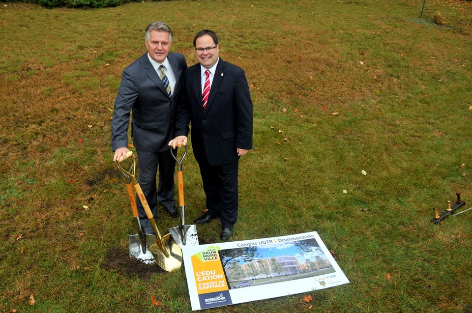 Le ministre des Forêts, de la Faune et des Parcs et ministre responsable de la région du Centre-du-Québec, Laurent Lessard et le maire de Drummondville, Alexandre Cusson lors du coup d'envoi des travaux du campus universitaire de l'UQTR à Drummondville le mardi 7 octobre 2014.