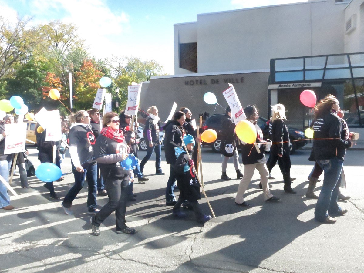 Manifestation des éducatrices en services de garde au centre-ville de Trois-Rivières.