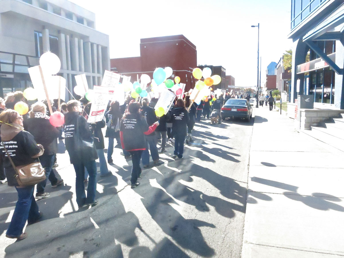 Manifestation des éducatrices en services de garde au centre-ville de Trois-Rivières.