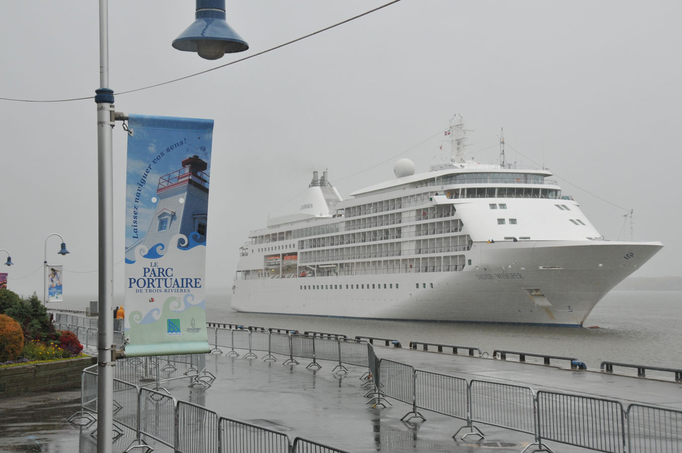 Le Silver Whisper s'amarre au port de Trois-Rivières