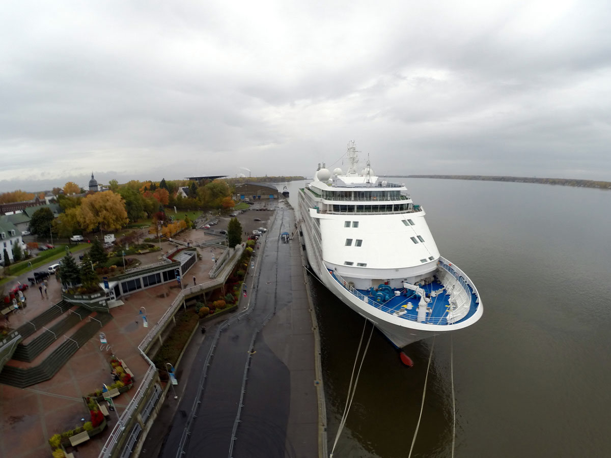 Le Silver Whisper s'amarre au port de Trois-Rivières