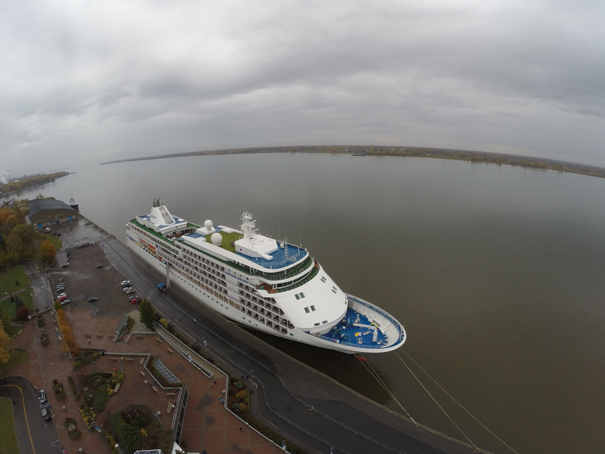 Le Silver Whisper s'amarre au port de Trois-Rivières