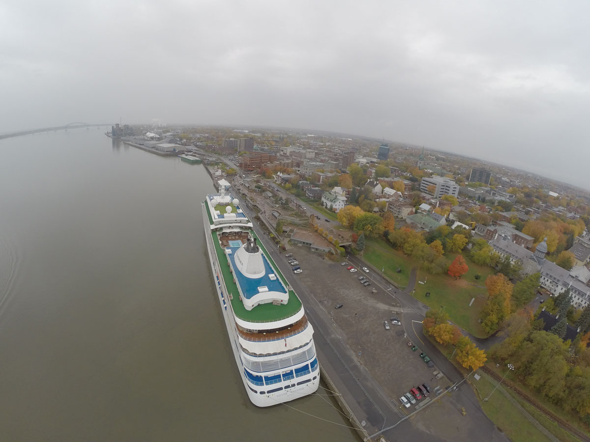 Le Silver Whisper s'amarre au port de Trois-Rivières