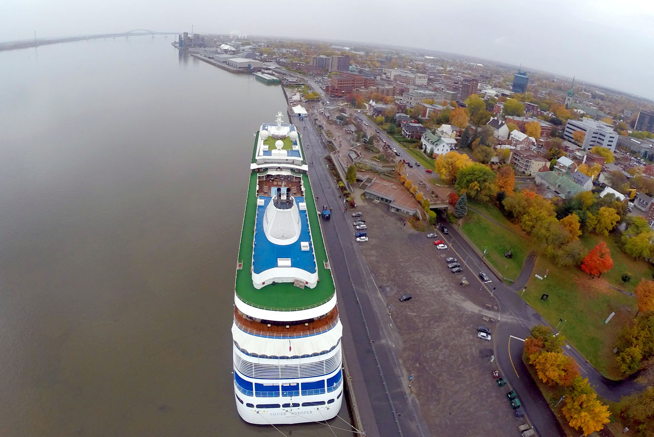 Le Silver Whisper s'amarre au port de Trois-Rivières
