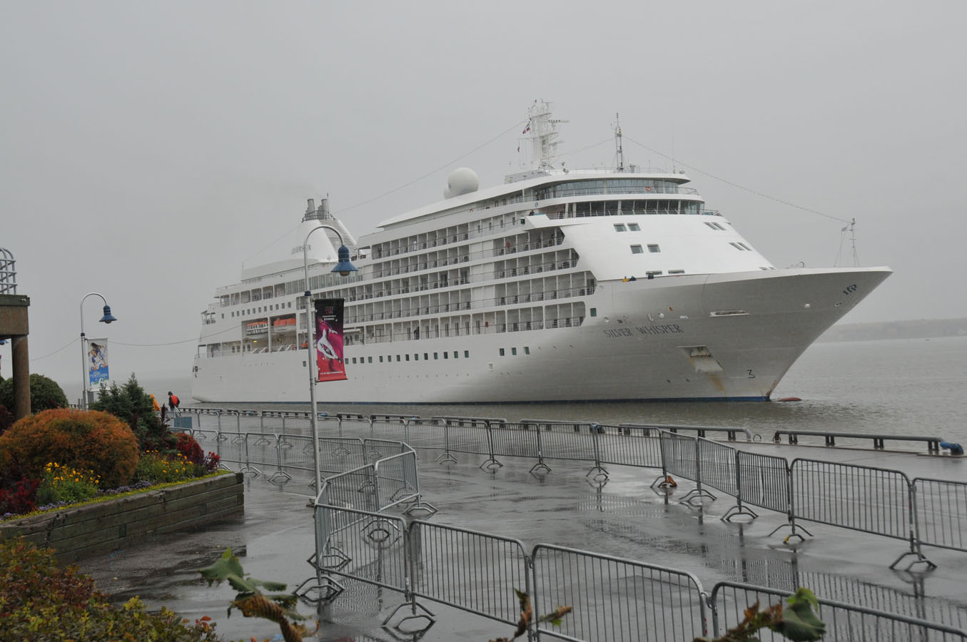 Le Silver Whisper s'amarre au port de Trois-Rivières