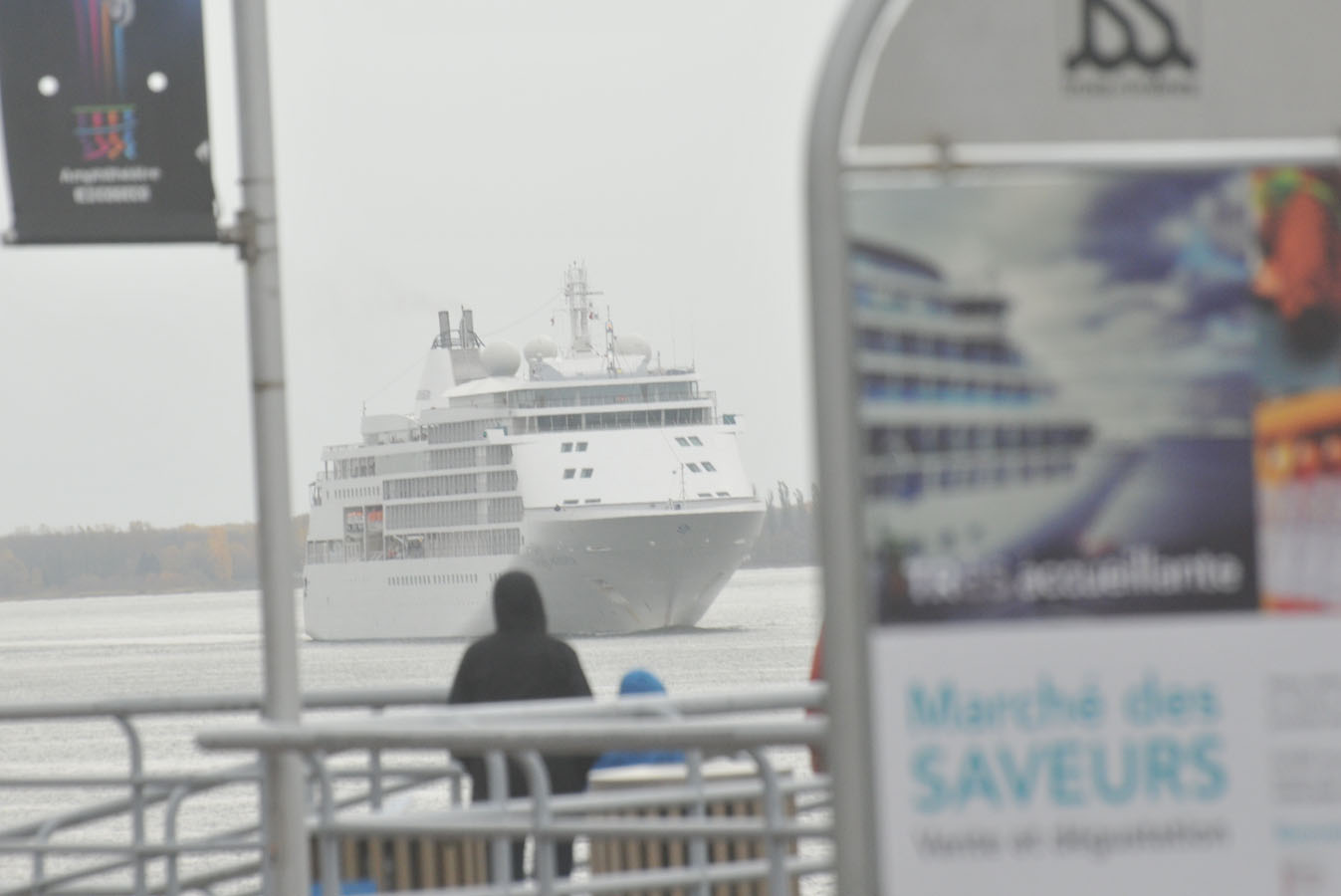 Le Silver Whisper s'amarre au port de Trois-Rivières