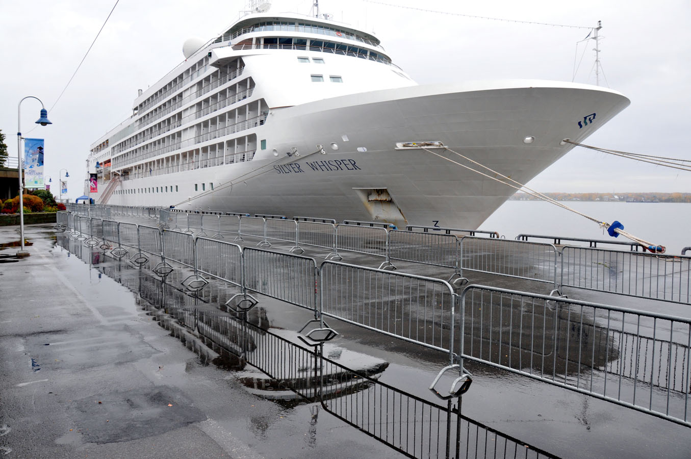 Le Silver Whisper s'amarre au port de Trois-Rivières