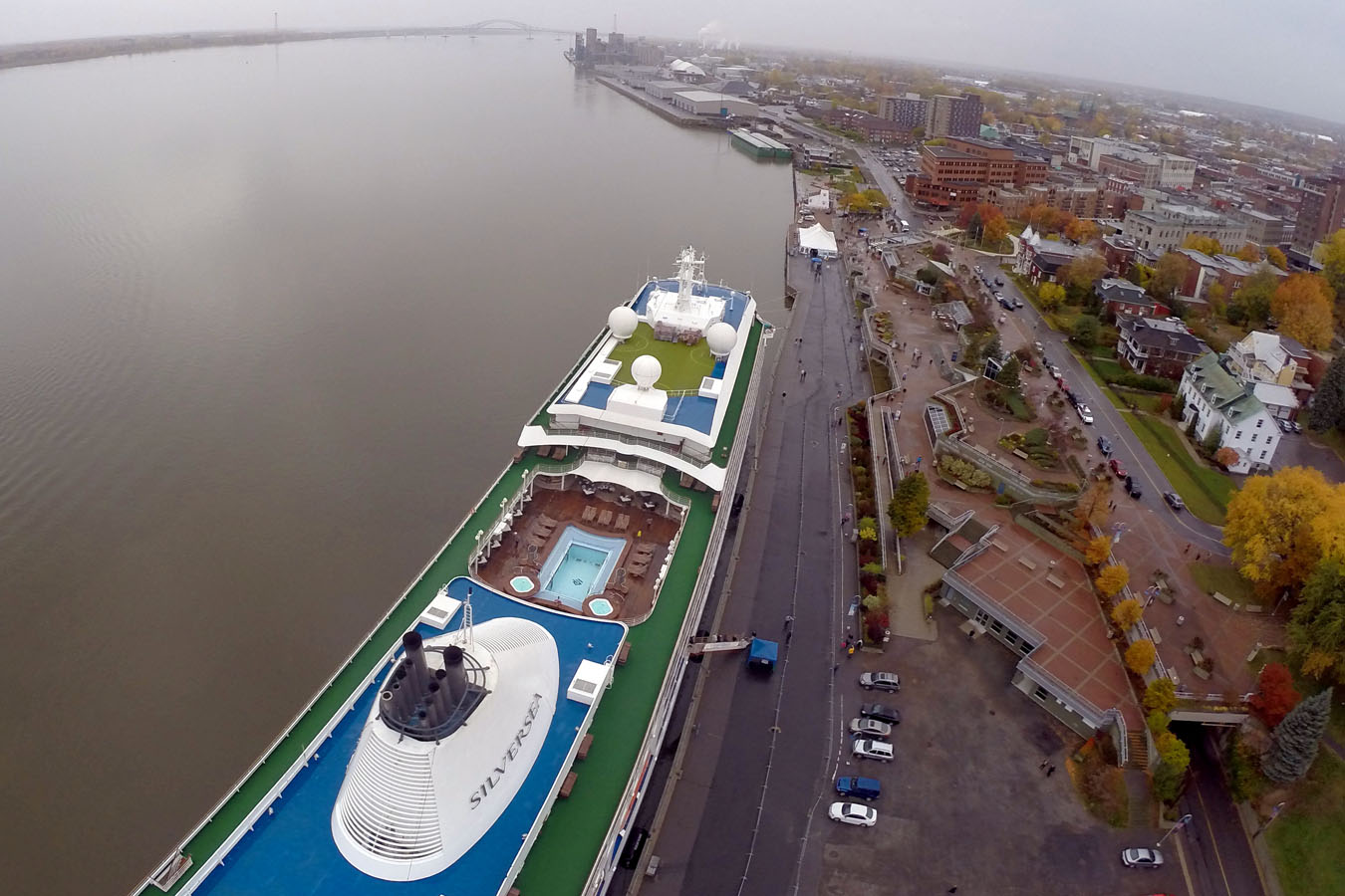 Le Silver Whisper s'amarre au port de Trois-Rivières