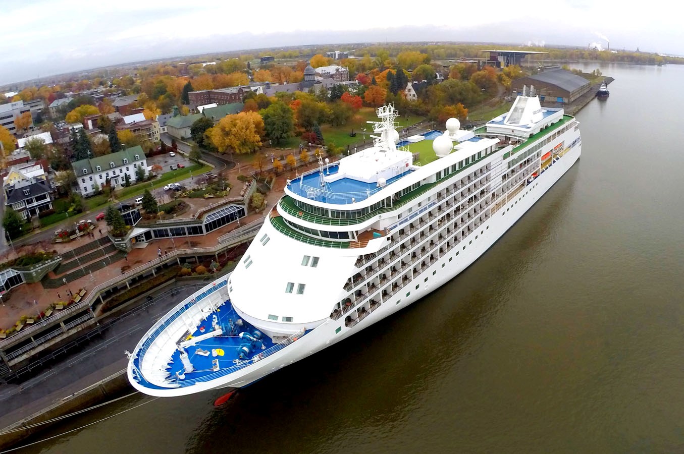 Le Silver Whisper s'amarre au port de Trois-Rivières
