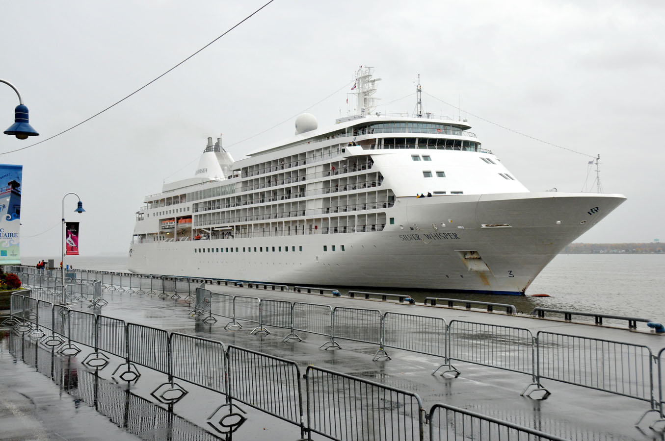 Le Silver Whisper s'amarre au port de Trois-Rivières