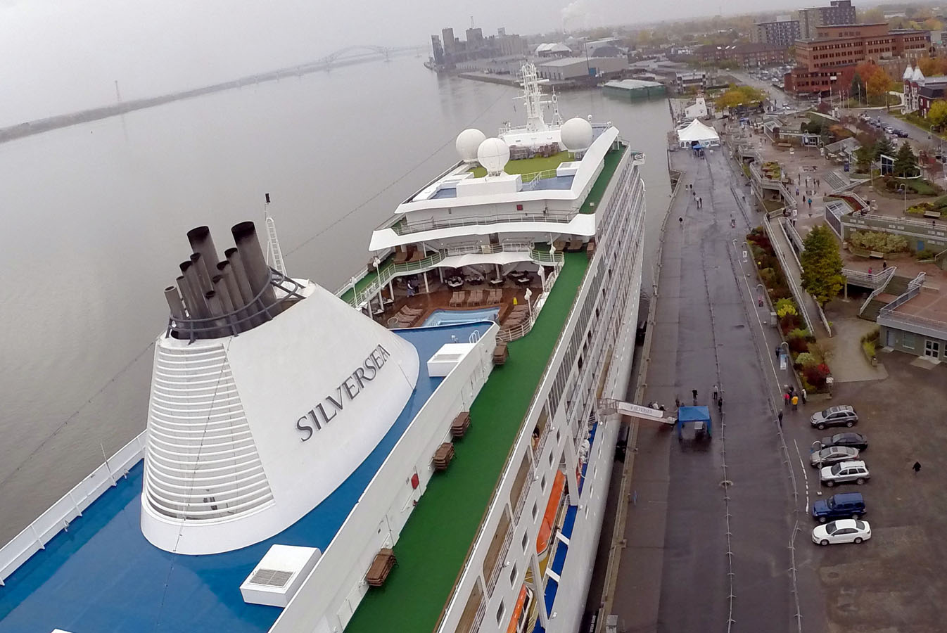 Le Silver Whisper s'amarre au port de Trois-Rivières