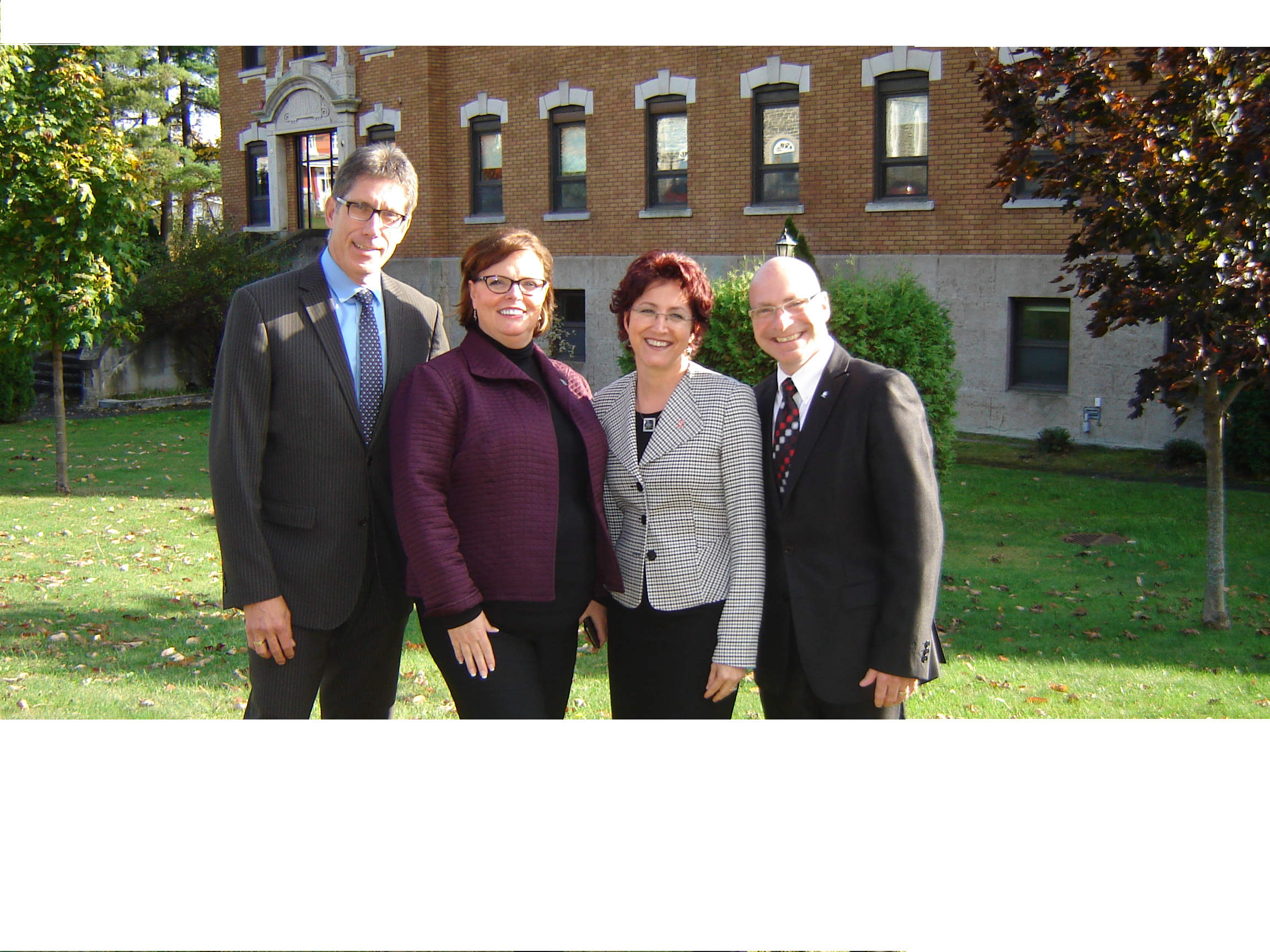Sur la photo: M. Gaétan Lamy, président-directeur général de l'Agence de santé et des services sociaux MCQ, Mme Lucie Charlebois, ministre déléguée à la Réadaptation, à la Protection de la jeunesse et à la Santé publique , Mme Nathalie Magnan, directrice générale du CRD Domrémy MCQ et M. Jean-Denis Girard, ministre délégué aux Petites et Moyennes Entreprises, à l’Allègement réglementaire et au Développement économique régional et ministre responsable de la région de la Mauricie.