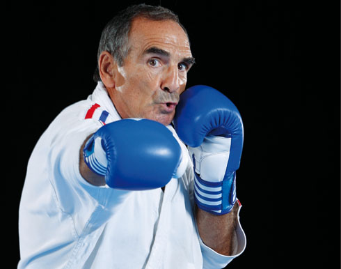 Dominique Valera 9e Dan de karaté, et légende des sports de contacts
français. Il reste l'un des derniers champions de l'époque des « durs à cuire ».
Un passionné, un guerrier, un expert devenu sage. Avec un palmarès sportif
incroyable et une santé de fer, Dominique Valera s'est inscrit avec le temps,
dans l'histoire des arts martiaux