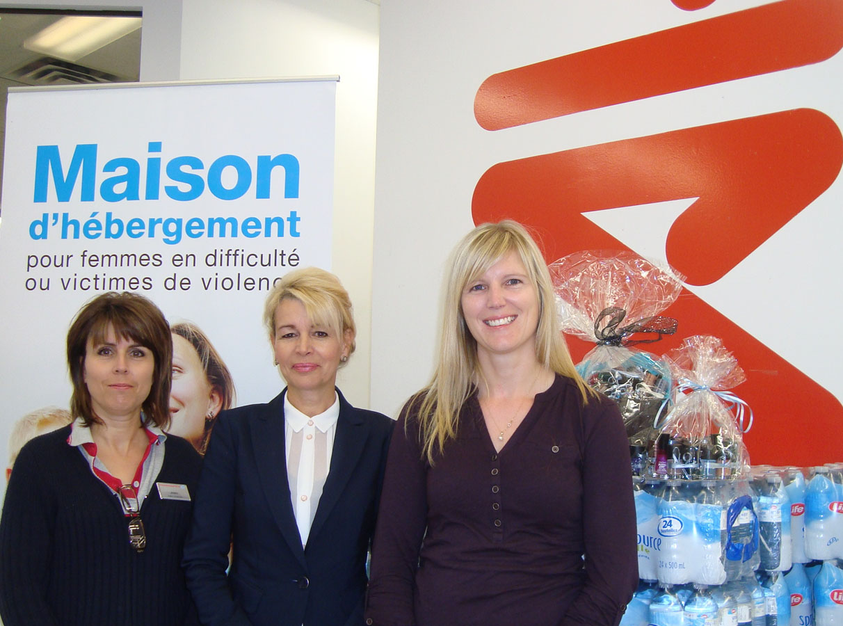 Josée McKinnon, chef caissière et responsable de la Campagne Arbre de vie chez Pharmaprix; Johanne Lemay, directrice générale de la maison Le FAR et Nadia Lafrance, pharmacienne propriétaire de la pharmacie. Absent sur la photo: Yvon Thibodeau, gérant chez Pharmaprix.