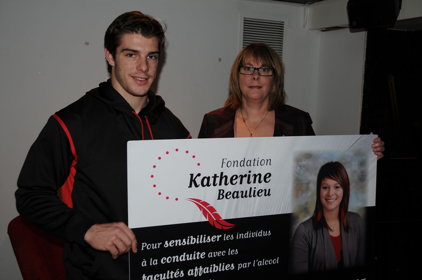 Le nouveau porte-parole de la Fondation Katherine Beaulieu, Michaël Bournival et la mère de Katherine Beaulieu et présidente de la Fondation, Lise Lebel.