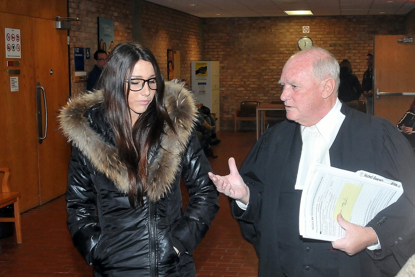 Stéphanie Beaudoin discute avec son avocat, Me Denis Lavigne.