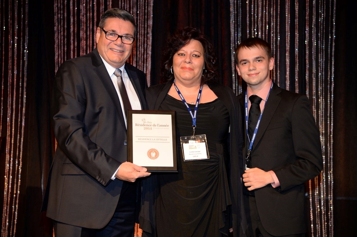 Sur la photo: M. Yves Desjardins,président directeur général du RQRA, Mme Linda Lesage, conseillère en hébergement pour la résidence la Sittelle et Ludovik Lesage-Hinse, président de l'Association des élèves du Conservatoire de musique de Trois-Rivières.