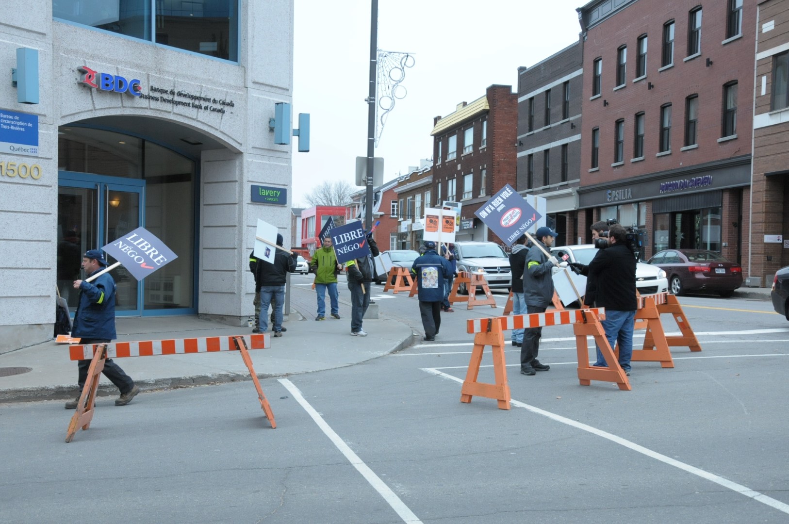 Manifestation devant les bureaux du ministre régional et député de Trois-Rivières, Jean-Denis-Girard.