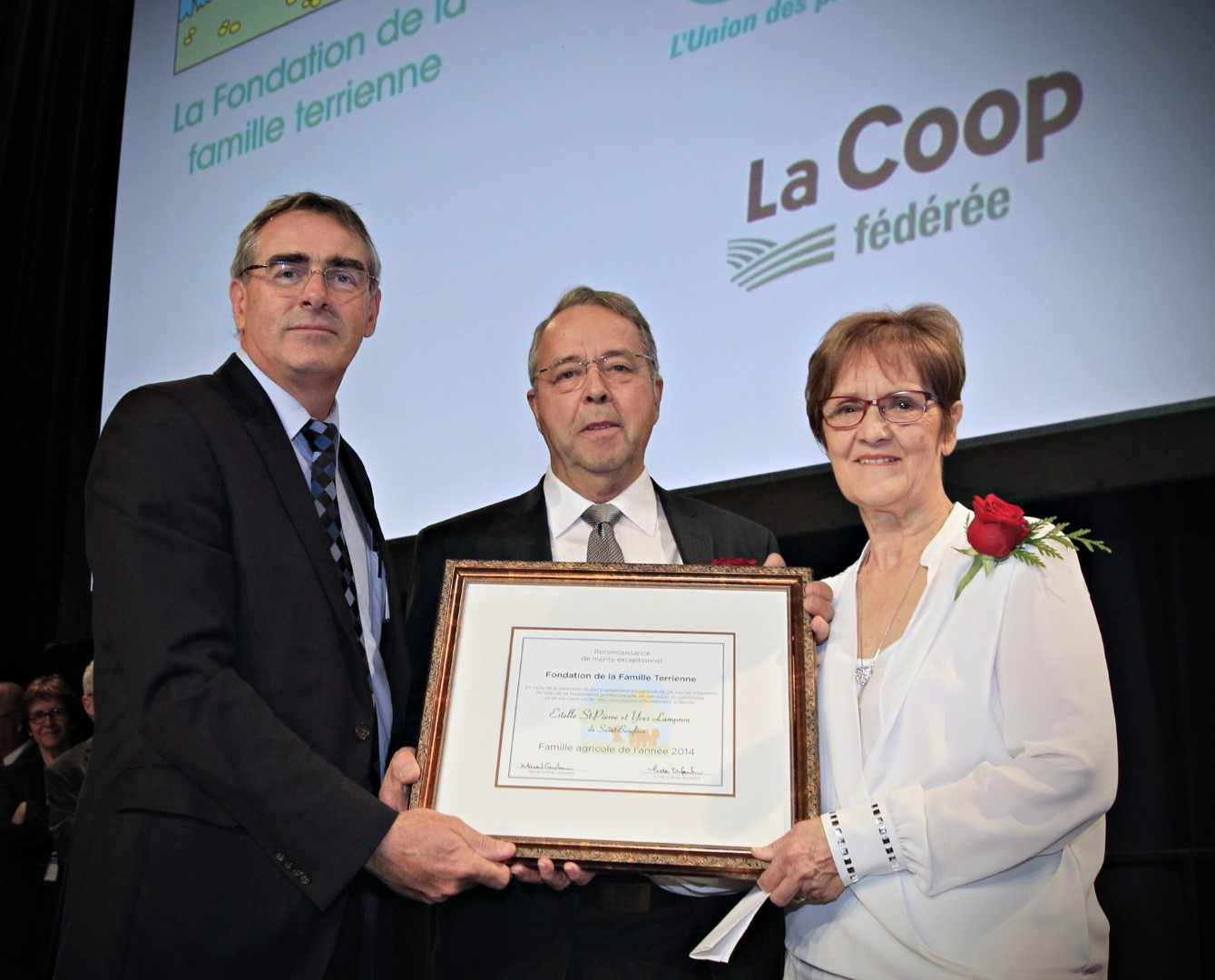 Marcel Groleau, président général de l’Union des producteurs agricoles, qui remet le prix à Yves Lampron et Estelle St-Pierre.
