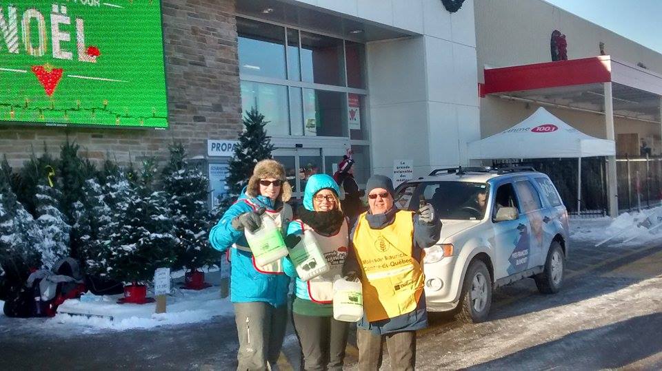 Jonathan Vallières (ventes), Anne-Sophie Bois et Guy Levasseur (journalistes) représentaient L'Écho de Trois-Rivières dans le cadre de La grande guignolée des médias sur le terrains de Canadian Tire. La générosité était au rendez-vous. Merci à tout le monde!