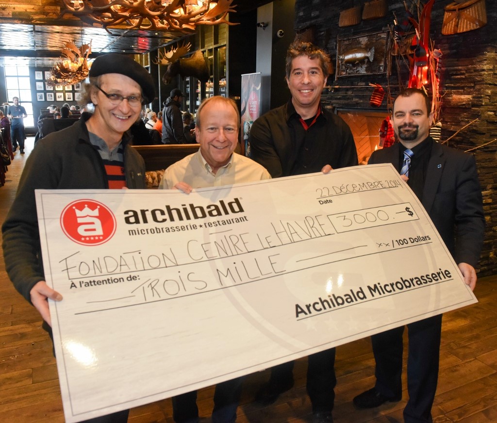 Michel Simard, directeur général du Centre Le Havre; François Nolin, co-propriétaire des restaurants Archibald; Guy Lambert, co-propriétaire du Archibald Trois-Rivières et Sylvain Maltais, président de la Fondation du Centre Le Havre. 