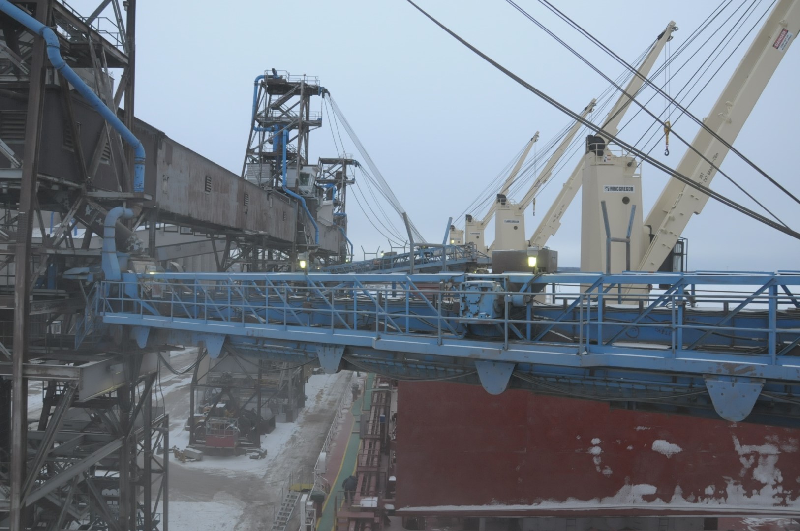 Du poste de pilotage, une vue vers l'avant où l'on entrepose le grain pour son voyage avers le Ghéna.