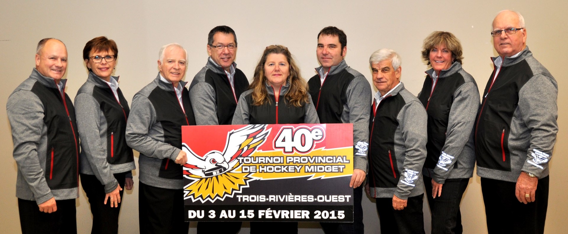 De gauche à droite: Normand St-Louis, président comité discipline; Lucie Gosselin; directrice des opérations; Daniel Chatelois, relationniste; Sylvain Perron, président du hockey mineur OHMTRO; Maryse Bellemare, vice-présidente administrative et registraire; François Laprade, directeur des rafraîchissements; Roland Boisclair, responsable des ambassadeurs; Marianne Létourneau, secrétaire; Michel Corneau, président du tournoi Midget. Absents de la photo: Alain Poirier, superviseur des officiels et Yves Boucher, directeur des promotions.