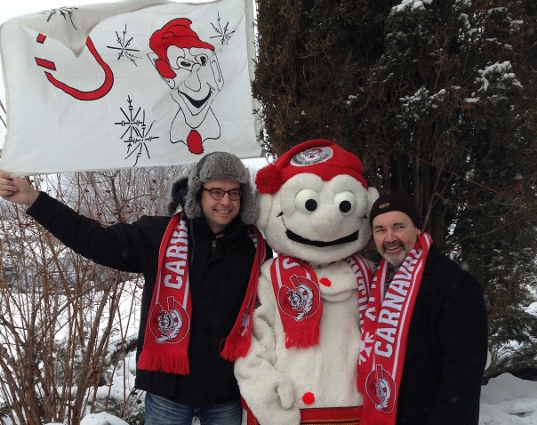Le président du Carnaval, Steve Brunelle; la mascotte du Carnaval, Bonhommeet le maire de la ville de Bécancour, Jean-Guy Dubois.