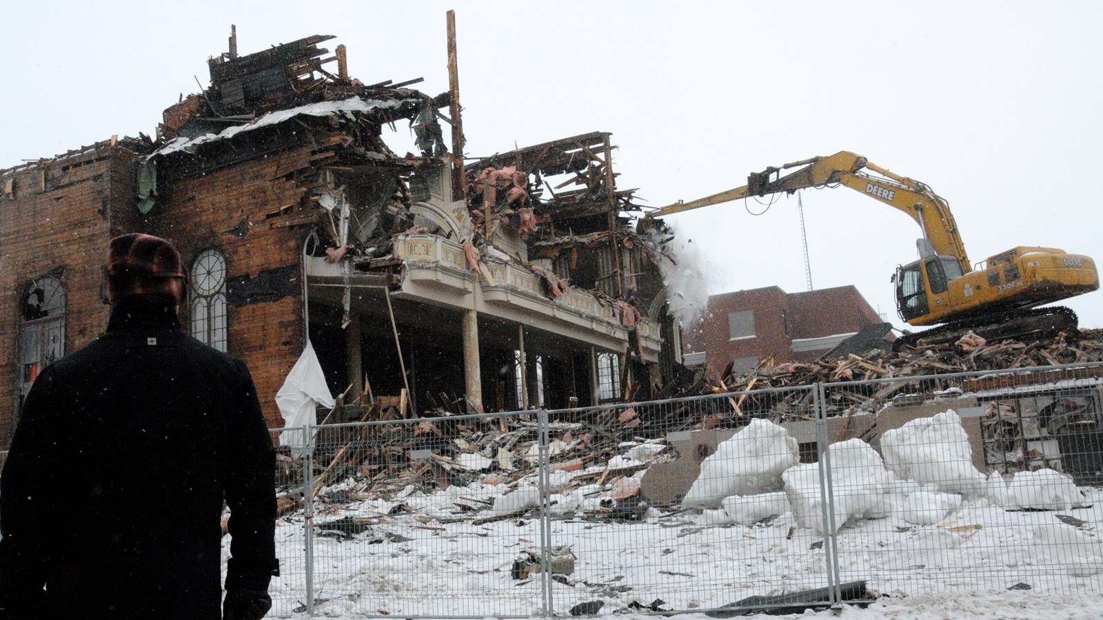 Plusieurs curieux pour la démolition de l'église St-Philippe