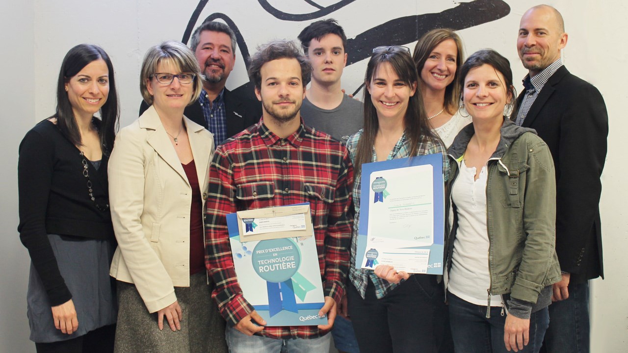 Marie-Josée McNicoll, Véronique Desbiens et Pascal Dufort, du ministère des Transports. Au centre : Simon Martel, Maxime St-Pierre et Lucie Gosselin, finalistes pour le Prix d'excellence en technologie routière. À droite : Lucie Chartier, Annie Provencher et Jean Lambert, enseignants de Génie civil au Cégep de Trois-Rivières.