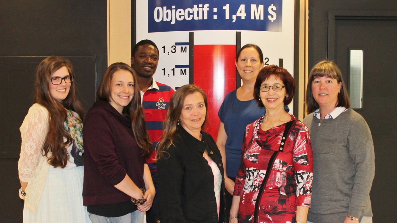 Jade Cantin, Axelle Croteau, Bertrand Nzepa Nouneneu, Chantal Trempe, Martine Descôteaux, adjointe administrative, Micheline Dufour, superviseure de la salle d'appel et Lucy Sicard, directrice générale de la Fondation. Absentes au moment de la prise de photo : Laeticia Grosset et Laura Morin-Parent.